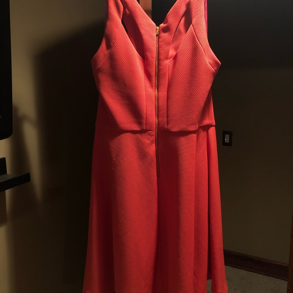 Sleeveless orange cutout dress - Picture 2 of 4